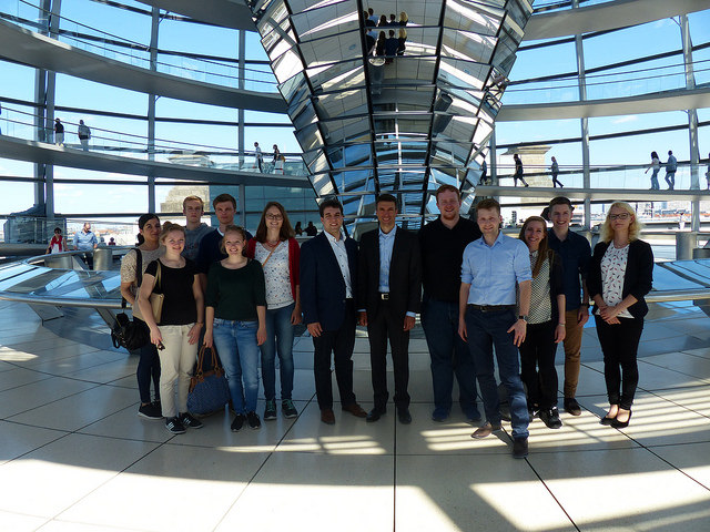 Die Reisegruppe mit PStS Stefan Müller, MdB im Reichstagsgebäude (Quelle: Büro Stefan Müller, MdB)